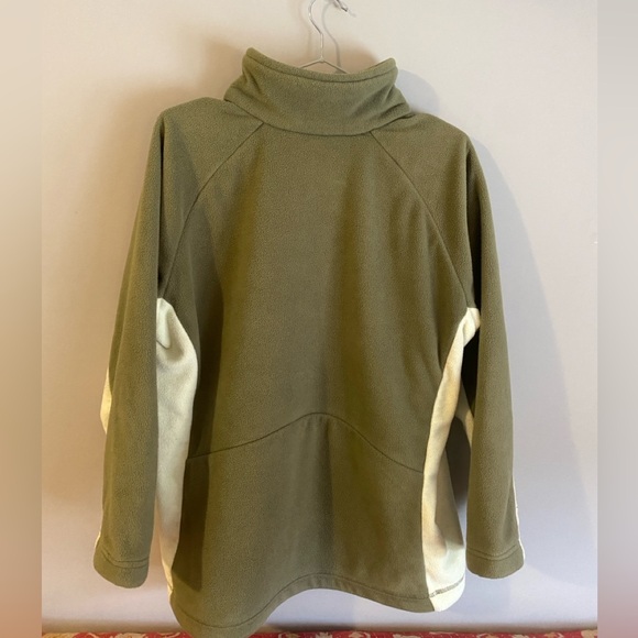 Two toned green Columbia zip up fleece with pockets. Size medium - Picture 2 of 2